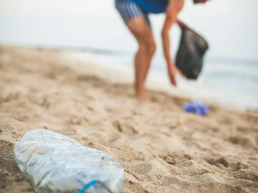 Uruguay convoca a la sociedad a limpiar sus playas