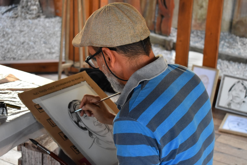 Fito De Avila, el artista de Punta del Diablo que realiza retratos