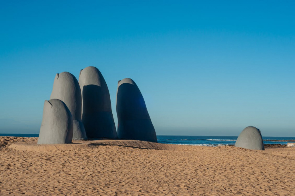 La historia poco conocida detrás de la Mano de Punta del Este