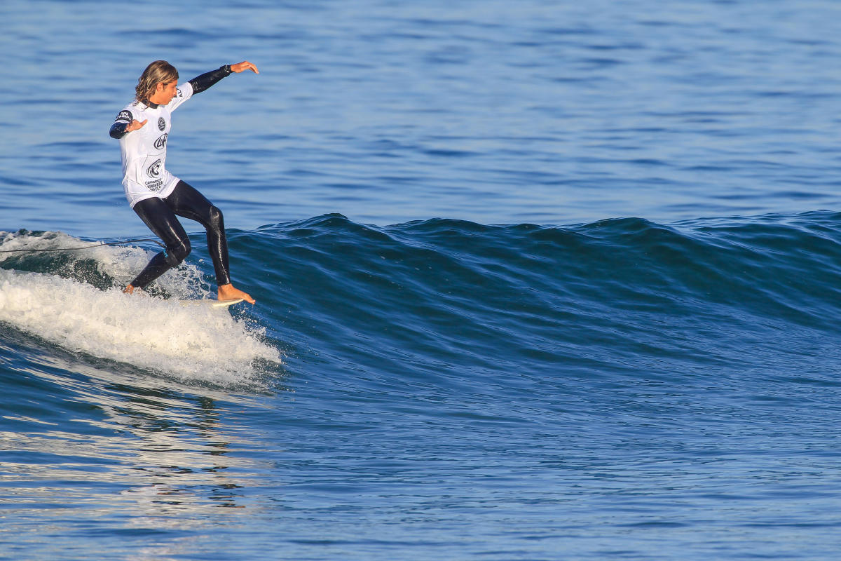 Julián Schweizer, el surfer uruguayo de visita en Punta del Diablo