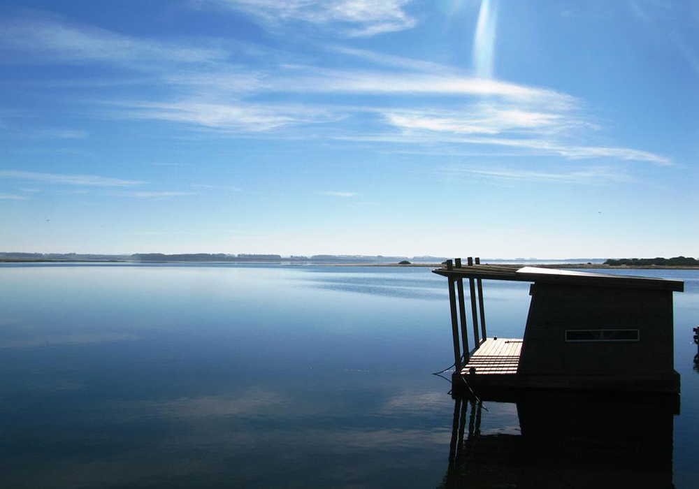 Un hotel flotante en Laguna Garzón para respirar paz y naturaleza