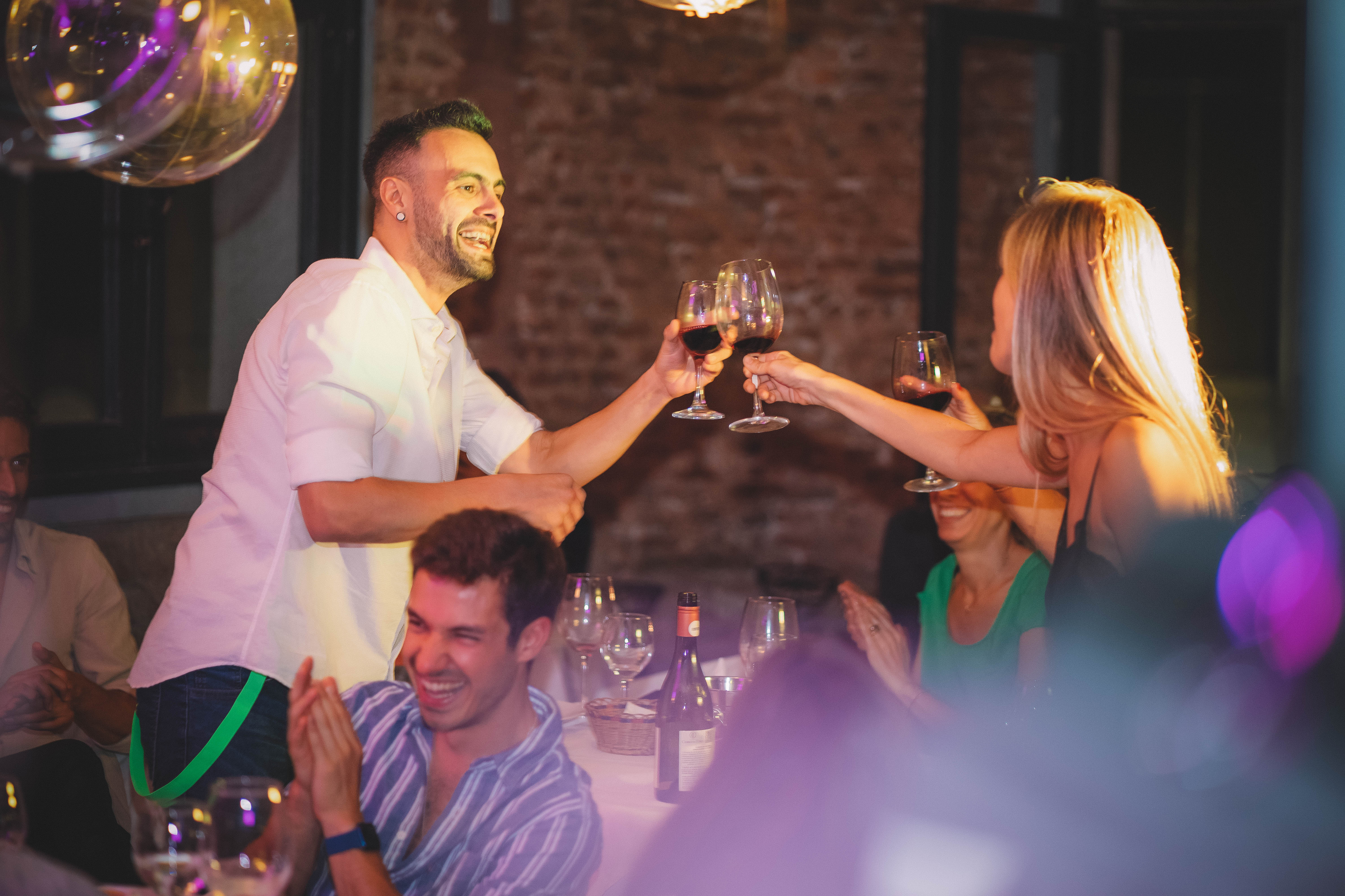 Vino Improvisado: un show que vincula la degustación y el humor