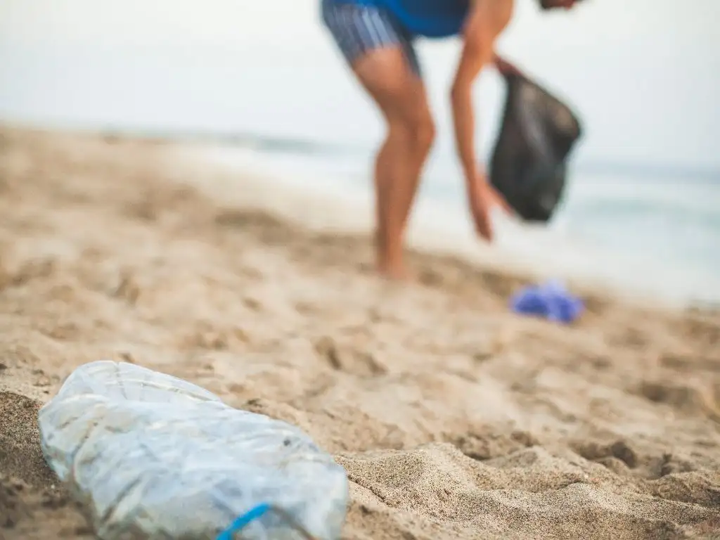 Uruguay convoca a la sociedad a limpiar sus playas