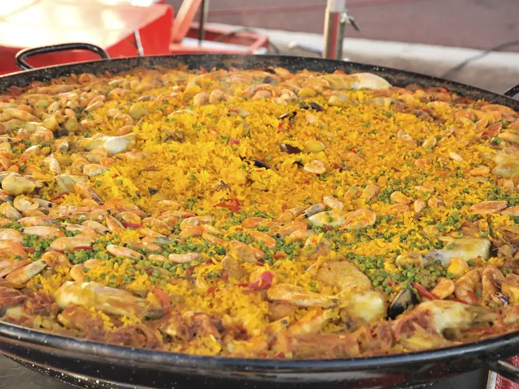 Celebran la edición 23 de la Fiesta de la Paella Gigante en Piriápolis