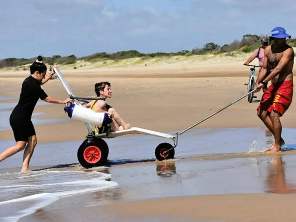 Sol, arena y accesibilidad: las playas inclusivas de Uruguay
